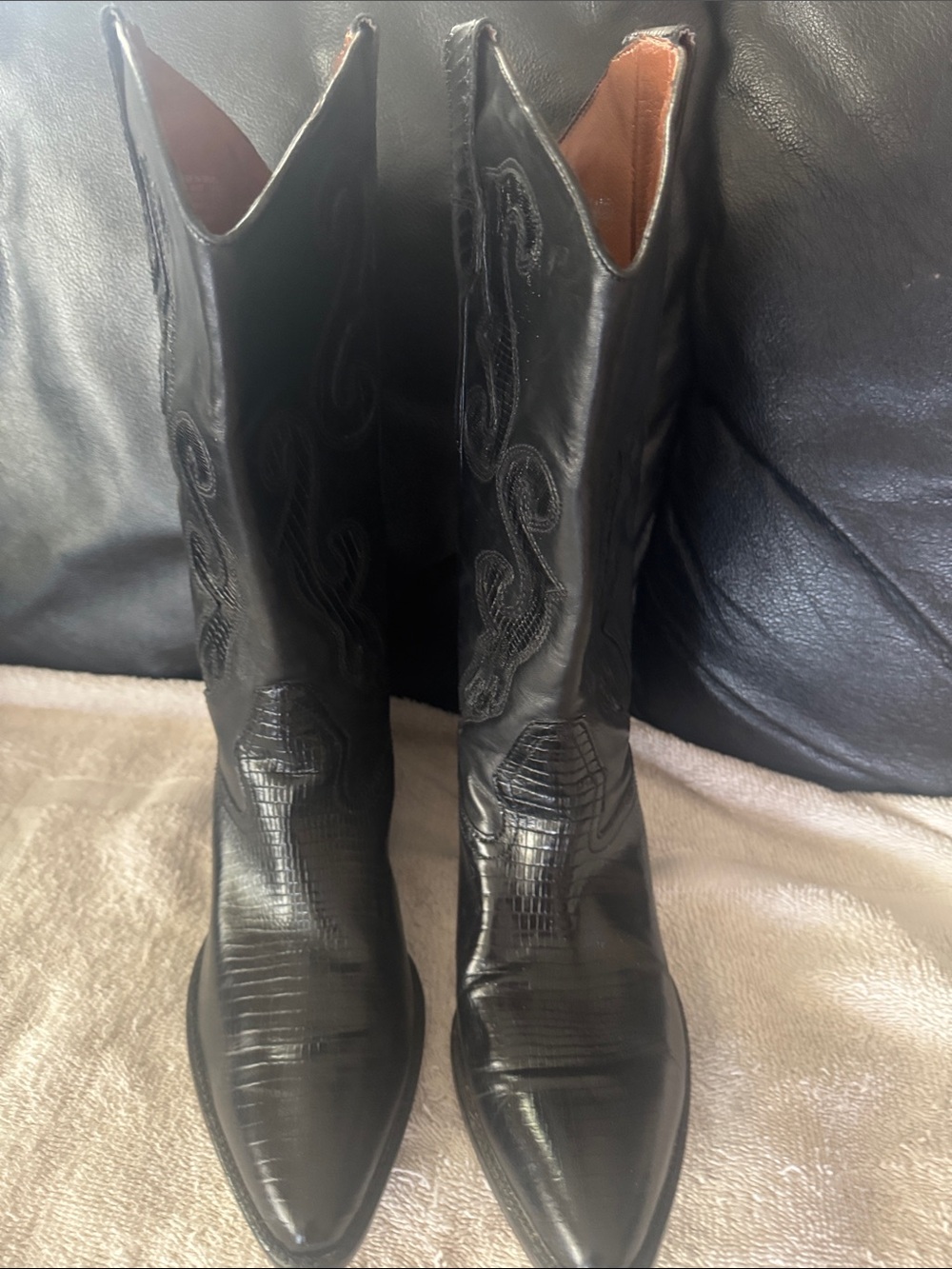 Nine West women’s leather boots cowboy
Size 9 brown inside and black outside